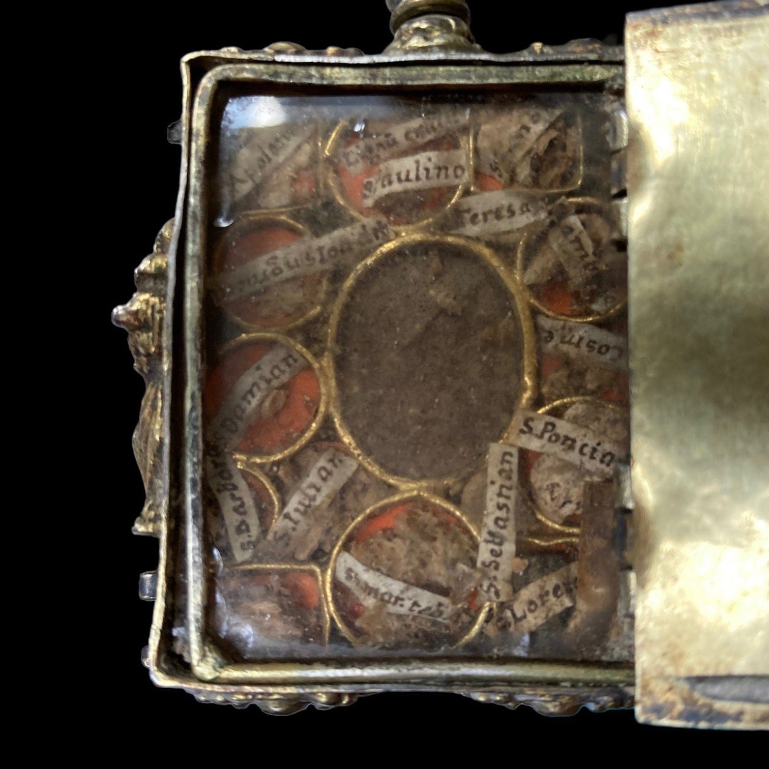 Reliquaire livre Haute-époque